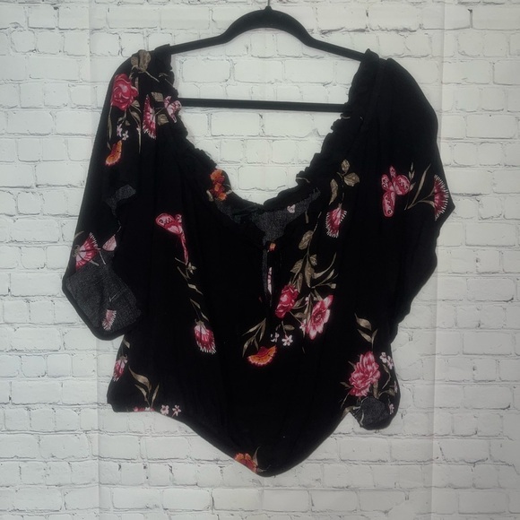 Torrid Black Floral Off Shoulder Smocked Crop Top Flutter Sleeve Lace Up Size 4 - Picture 2 of 4